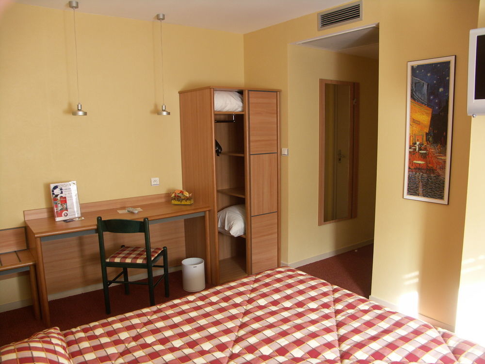 The Originals City, Hotel Le Boeuf Rouge, Сен-Жуниен Екстериор снимка