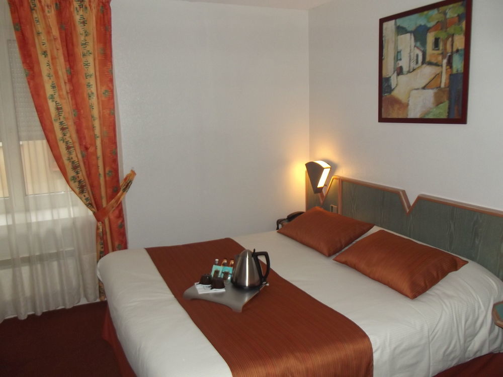 The Originals City, Hotel Le Boeuf Rouge, Сен-Жуниен Екстериор снимка