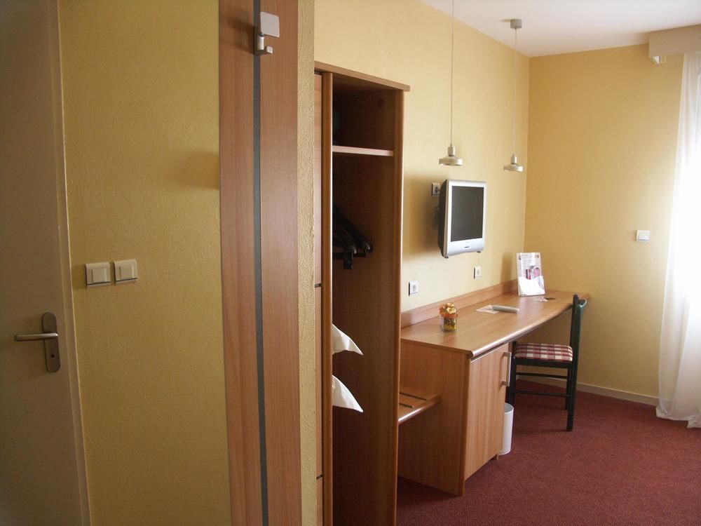 The Originals City, Hotel Le Boeuf Rouge, Сен-Жуниен Екстериор снимка