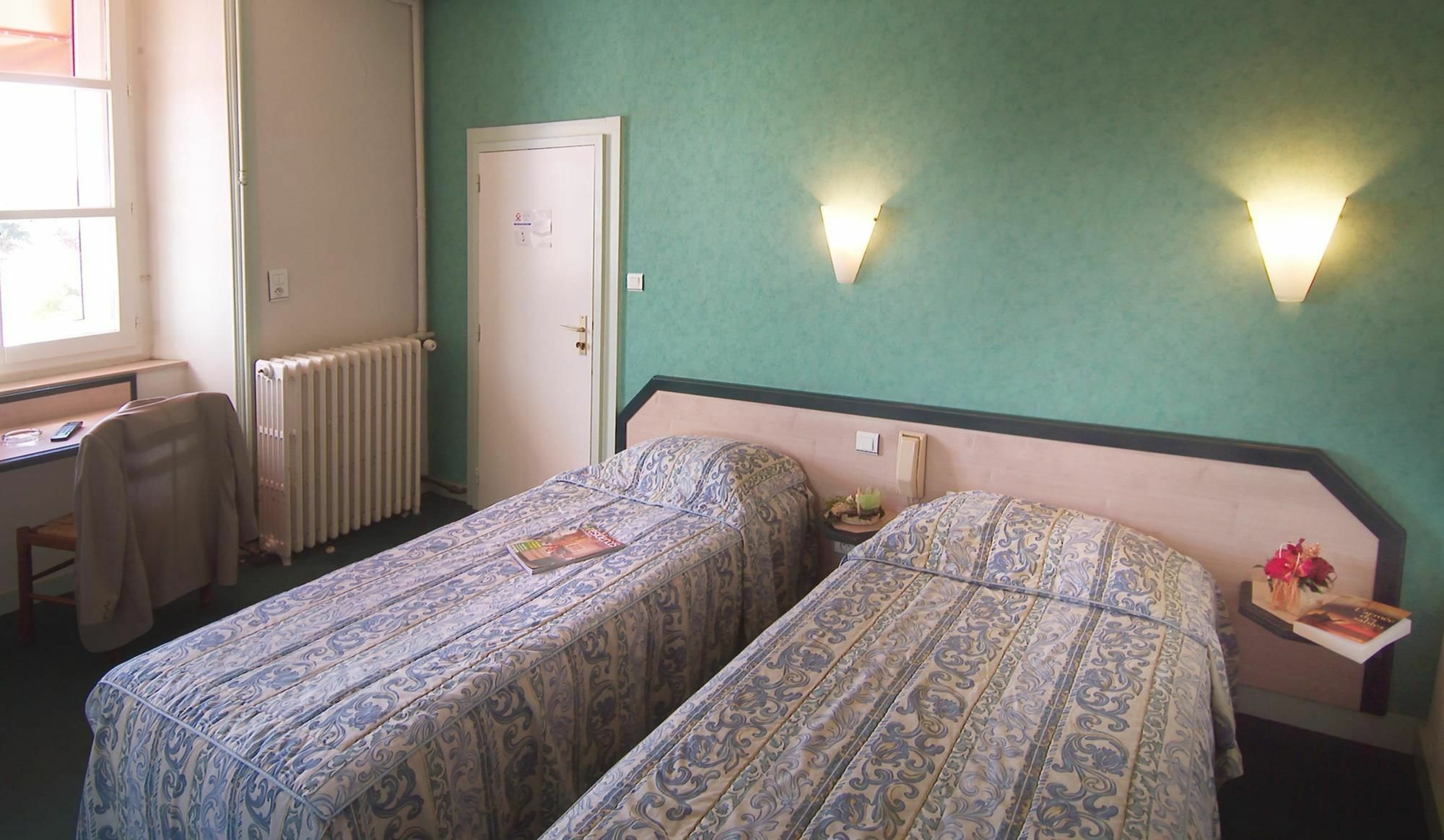 The Originals City, Hotel Le Boeuf Rouge, Сен-Жуниен Екстериор снимка