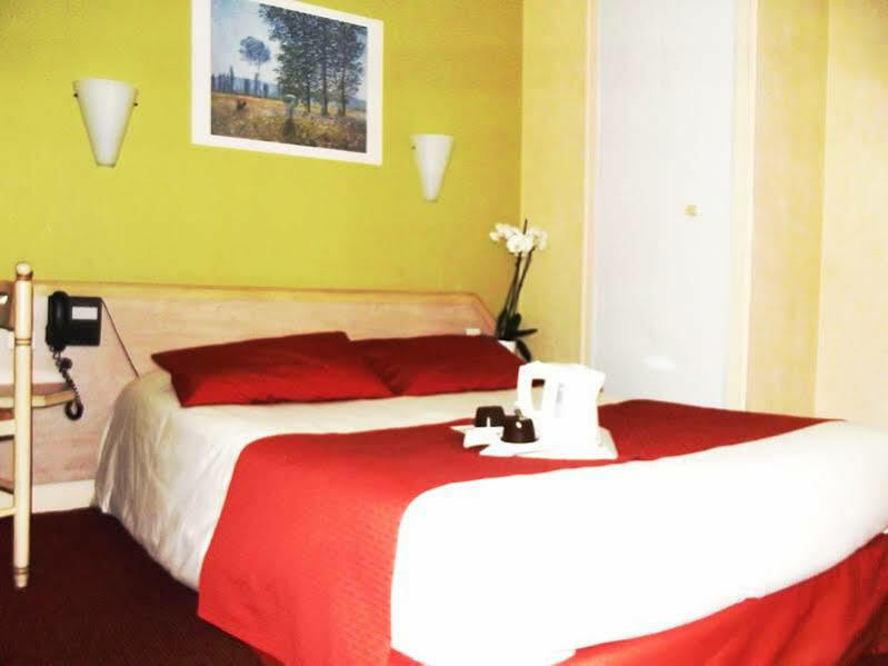 The Originals City, Hotel Le Boeuf Rouge, Сен-Жуниен Екстериор снимка