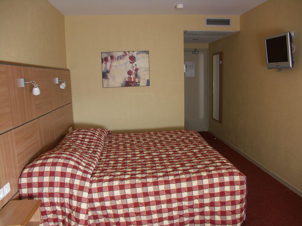 The Originals City, Hotel Le Boeuf Rouge, Сен-Жуниен Екстериор снимка